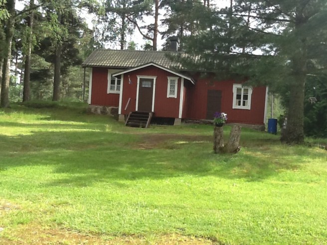 Blir inte många inlägg nu då jag bor på stugan. Det här är gårdsbyggnaden till Vita Huset där jag bott snart en vecka. Men då jag åter flyttar till lägenheten blir det fler Lovisabilder. Kramar till er alla som läser min blogg <3