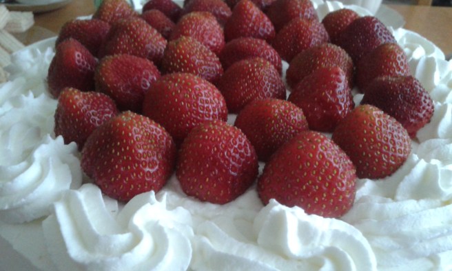 Sedan högg vi in på jordgubbstårtan, hembakad den också.