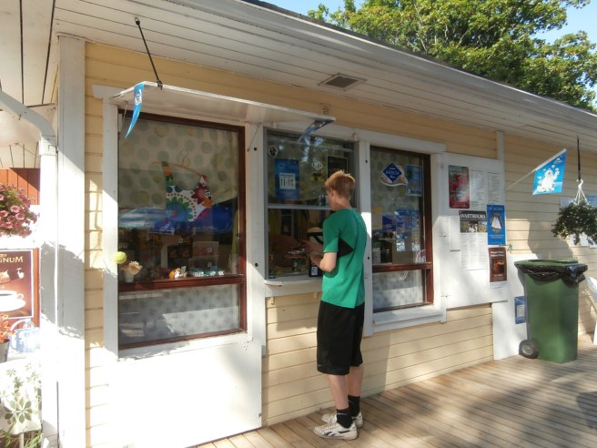 Med en bild från 2013 meddelar jag att Bennys och Caritas kiosk vid badstranden i Lovisa öppnar i dag klockan 11. Välkomna från när och fjärran!