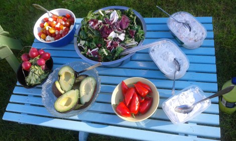 Salladsbord á la Camilla och Calle på sommarstället.