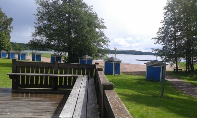 Här borde vara liv och rörelse men kallfronten som har bitit sig fast ovanför Finland skrämmer bort badgästerna.