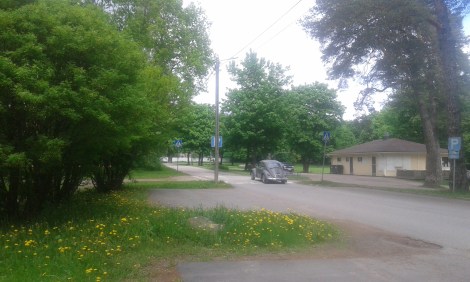 Kaptensvägen. Här ligger tennisbanor till vänster. Stadens kiosk som vi sköter i sommar till höger.