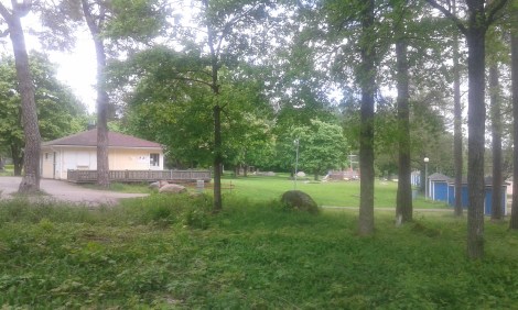 Kiosken är ännu förbommad men vi siktar på att öppna lördagen den 7 juni då glassen och godiset kommit. Stor fin gräsmatta och till höger skymtar de blå badhytterna.