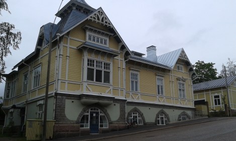 Gamla trähus finns det gott om i Lovisa, ofta ligger de mitt bland modernare, inte lika vacker arkitektur.