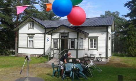 Här har vi firat Elises 1-års kalas med ballonger i träden. När kortet togs var festen över men den fortsätter i kväll med grillning.