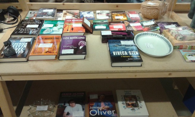 Mest säljer jag böcker nu men det kan nog bli en hel del andra saker också medan jag städar skåp och lådor.