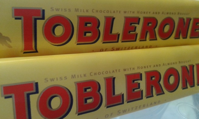 Tobleronen finns i kylskåpet, annars smälter den i värmen.