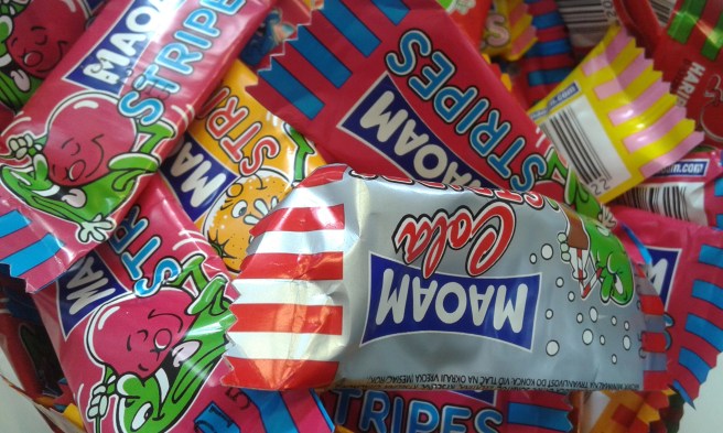 Maom finns i olika smaker från apelsin till cola och jordgubb m.m.