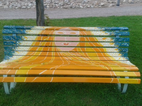 Hittade inte konstnärens namn på alla bänkar.