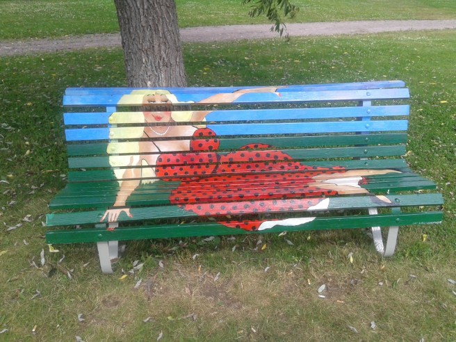 Kati Forss-Lounamaas färgsprakande dam verkar ha det skönt på bänken.