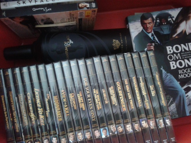 En låda kommer att innehålla mina kära Bondprylar. Vill inte ha så mycket prylar överlag, men James Bond avstår jag inte från!