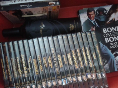 En låda kommer att innehålla mina kära Bondprylar. Vill inte ha så mycket prylar överlag, men James Bond avstår jag inte från!