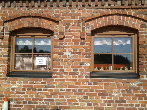 Två av gårdsbutikens fönster.