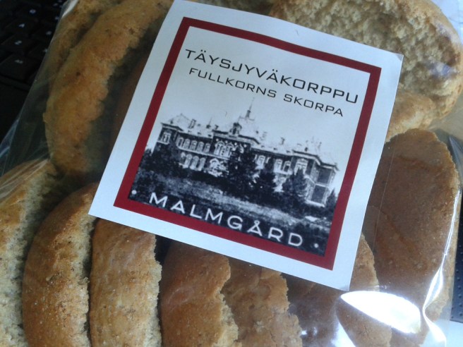 Och det här var vad jag köpte, fullkornsskorpor. Några köpte av gårdens fina öl men jag dricker inte öl. Dricker allt möjligt annat i stället :-)