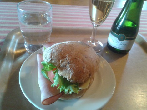 Vår vän från Sverige bjöd på den här lätta lunchen i dag, tack tack!