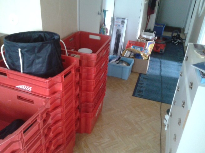 Här finns ännu många tomma lådor och i bakgrunden saker jag inte vet vad jag ska göra med och sådant som ska sorteras eller slängas.