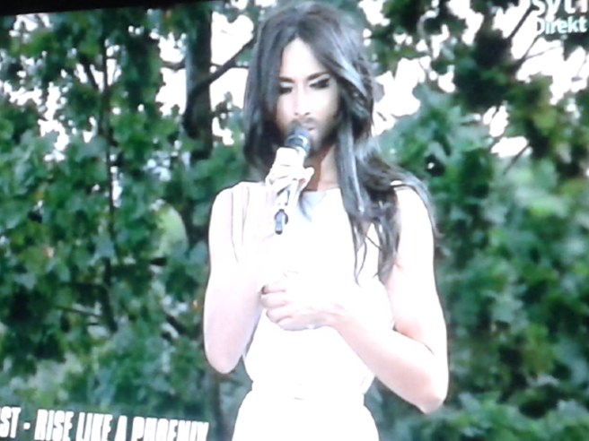 Rise like a fenix är en mäktig sång.