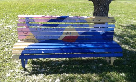 En färggrann bänk med texter.