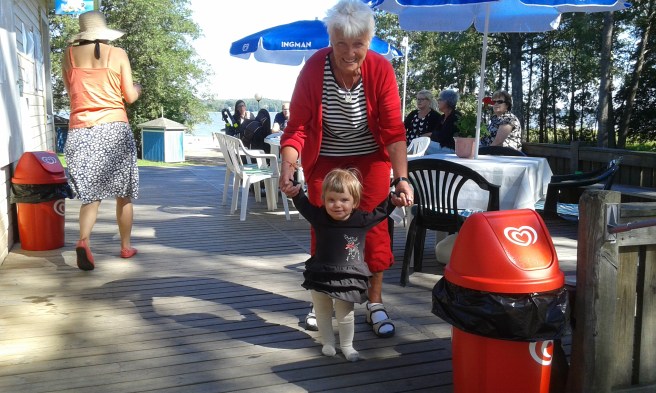 Elise är ute och spatserar.