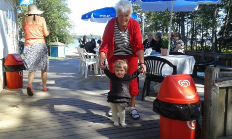 Elise är ute och spatserar.