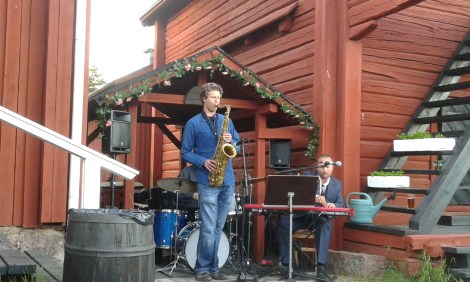 Jazz i sommarkvällen vid Café Saltbodan på Skeppsbron.