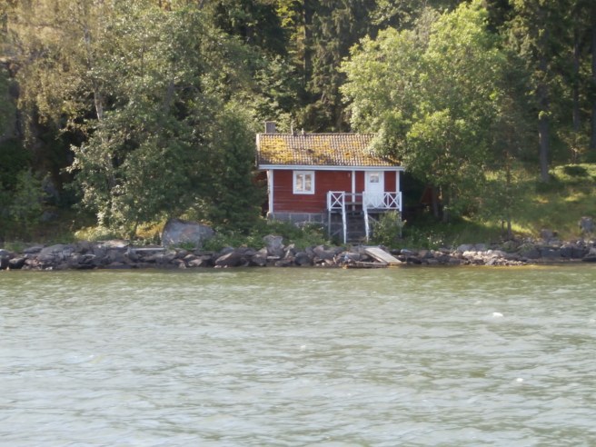 Ett par timmar gick färden över ganska öppet vatten där det mest fanns kobbar och skär. Men resten av resan bjöd på fantastiskt lugna och grönskande vyer.