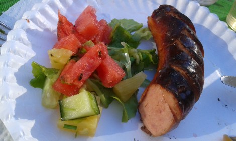 På kvällen bjöd svärföräldrarna mig på grillad korv och sallad på sommarstället.