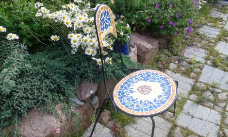 I trädgården finns många olika slags blickfång, den här stolen är ett.