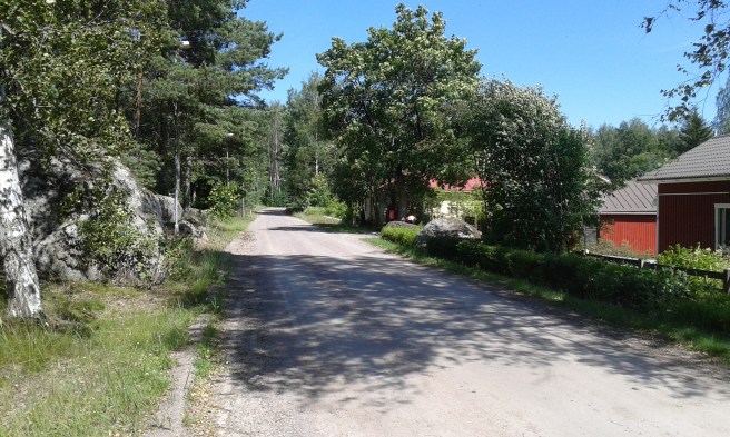 Nästan alla vägar från skogen leder ner till Kretsgången. Här leder vägen norrut, in mot stan om man vill se det så.