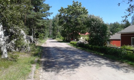 Nästan alla vägar från skogen leder ner till Kretsgången. Här leder vägen norrut, in mot stan om man vill se det så.