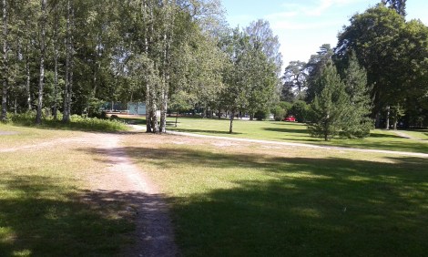... och då man kommer ut från boulognerskogen öppnar sig den här vyn. Casinoparken med tennisplaner och där borta skymtar kiosken och stranden.