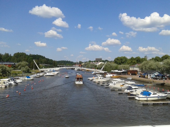 Vy över ån mot norr. Vi står på bron och är på väg mot Konstfabriken på västra stranden.