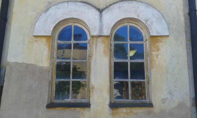 Tror att huset är från 1700-talet eller ännu äldre. Det ligger vid Alexandersgatan och fönstren sitter på en mindre byggnad på gamla apotekets gård.