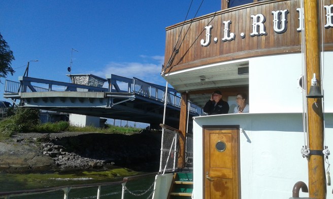En klaffbro som viker undan så att J.L. Runeberg kan passera Hästnässund.