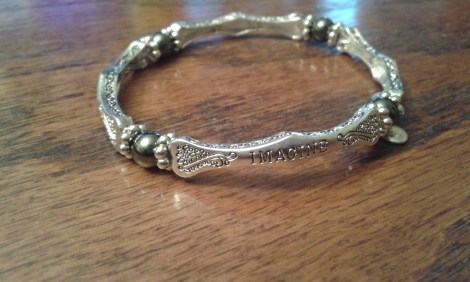 Imagine står det på smycket.