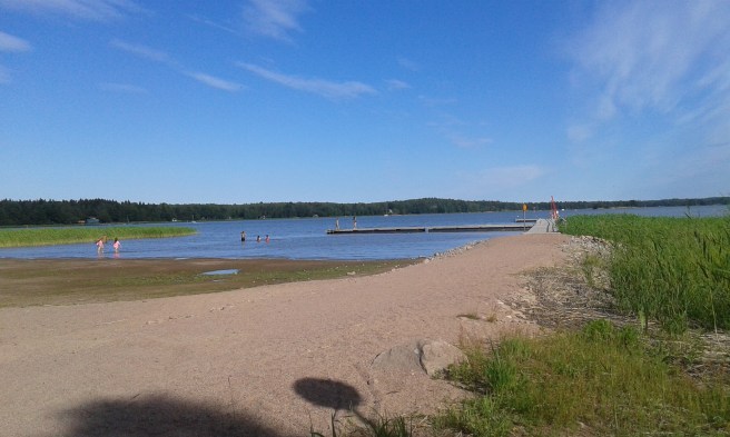 En fin sandstrand, ganska långgrund.