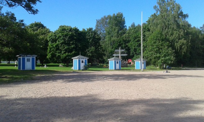 Här kan man lägga sig ner på sitt badlakan och sola. Vill man inte ligga i sanden finns det en stor gräsmatta.