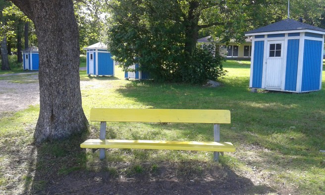 Den här bänken målades i samband med filminspelningarna för "Ada och Glada" i fjol somras. På finska heter filmen "Onneli ja Anneli". Hade premiär i januari i år.