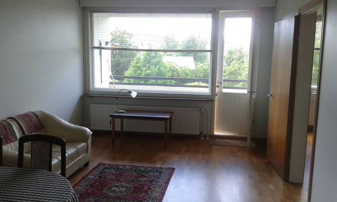 Här kommer ett matsalsbord, sex stolar, en soffa och en tv och that´s it.