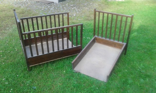 En härlig gammal barnsäng.