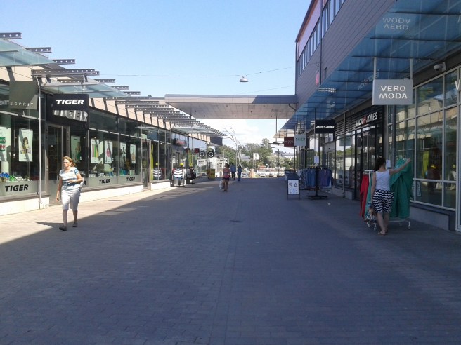 Tyvärr väldigt få shoppare i farten i affärerna som ligger granne med Konstfabriken.