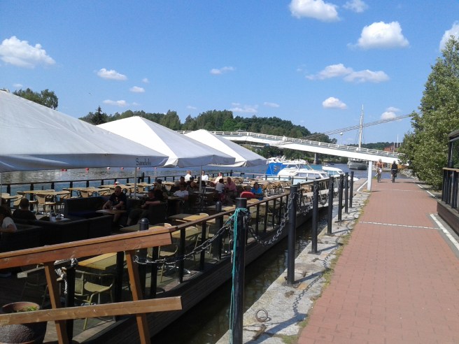 Vid ån ligger serveringarna på rad.