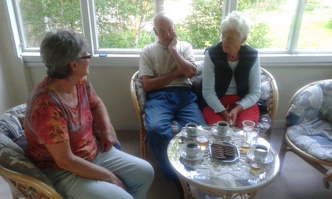 Verandainvigning med kaffe och whiskypinne.