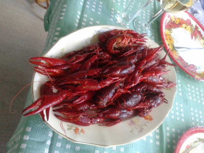 Mycket pill är det för att få ut nåt att käka ur de här men pillandet hör väl till en kräftskiva, så som snapsen :-)