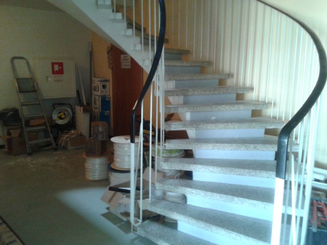 Nere i trapphuset ser det ut så här och i varje våning finns såväl bråte som nya grejer som ska in till bostäderna.