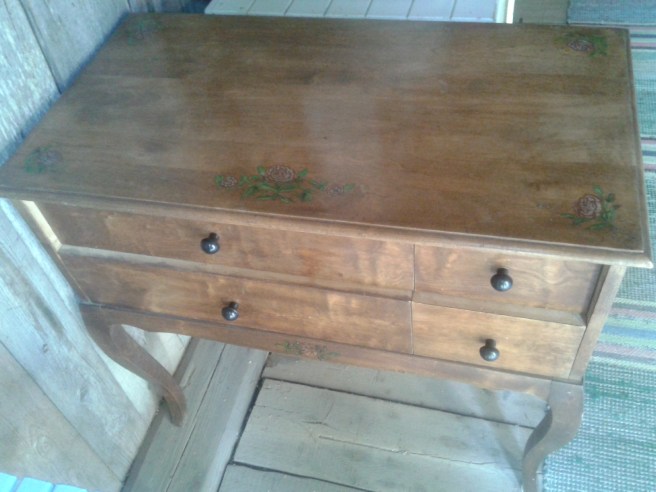 Loppisfyndet. En liten byrå, eller finns det något bättre namn för möbeln?