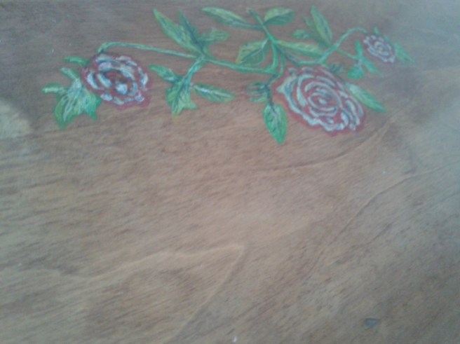 Små diskreta dekorationer har målats på ytan. Vet inte om de höjer eller sänker värdet men för mig spelar det ingen roll.