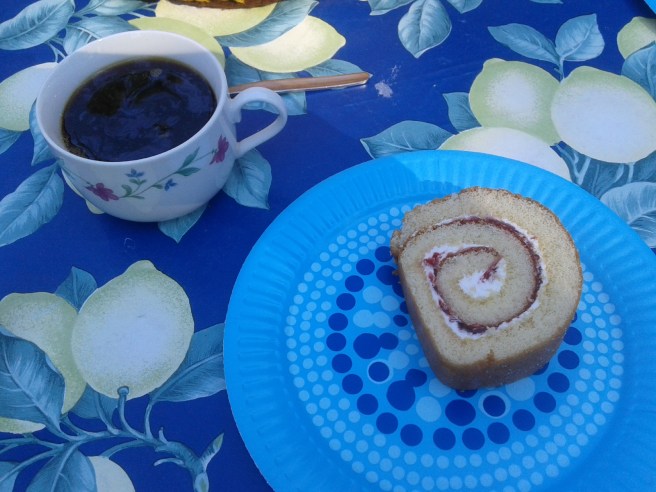 Gott med kaffe och dopp.