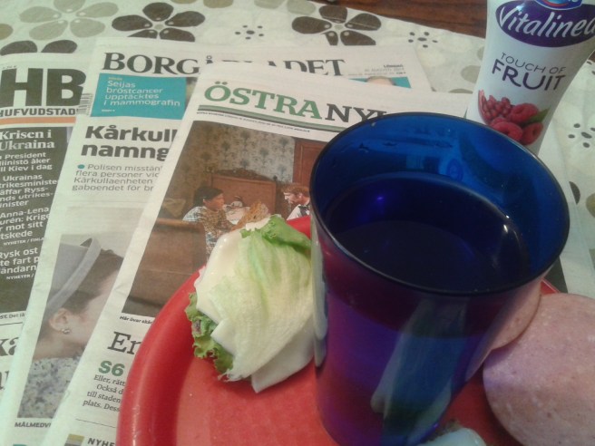 Dagens tidningar och enkelt frukost.