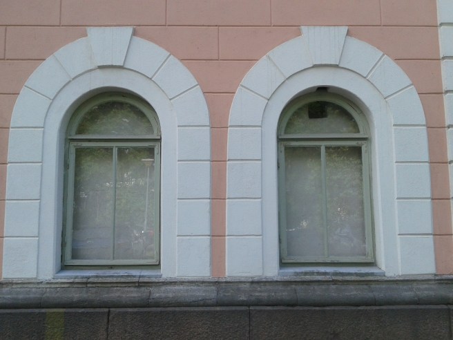 Fönster som vetter mot rådhusets gård.